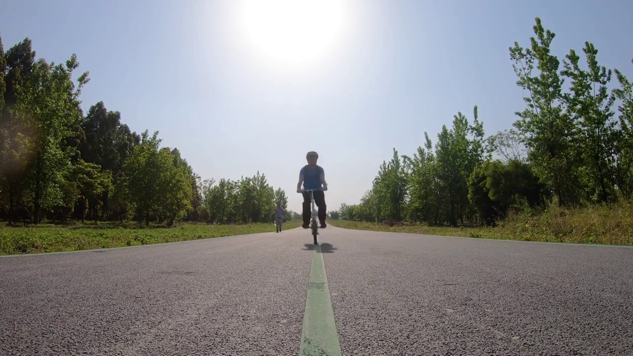 成都城市绿道：在天府绿道上的骑行者逐渐靠近视频下载