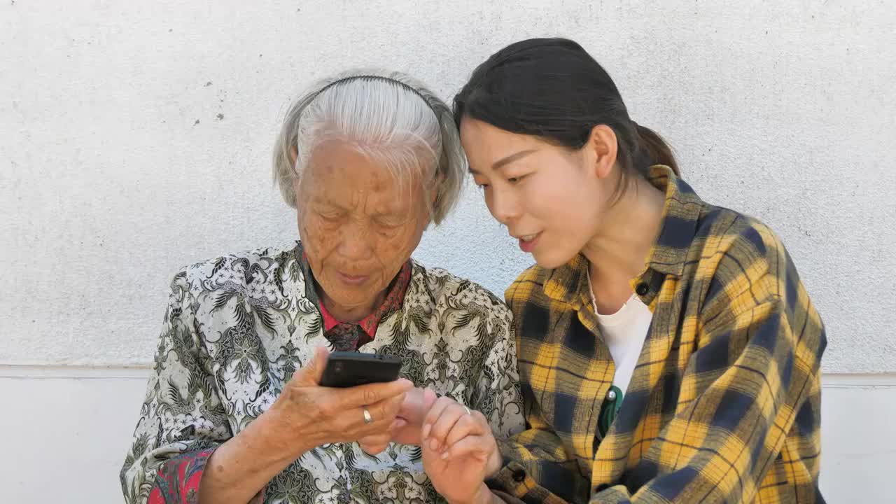 母女看手机母亲学习新技术手机视频素材