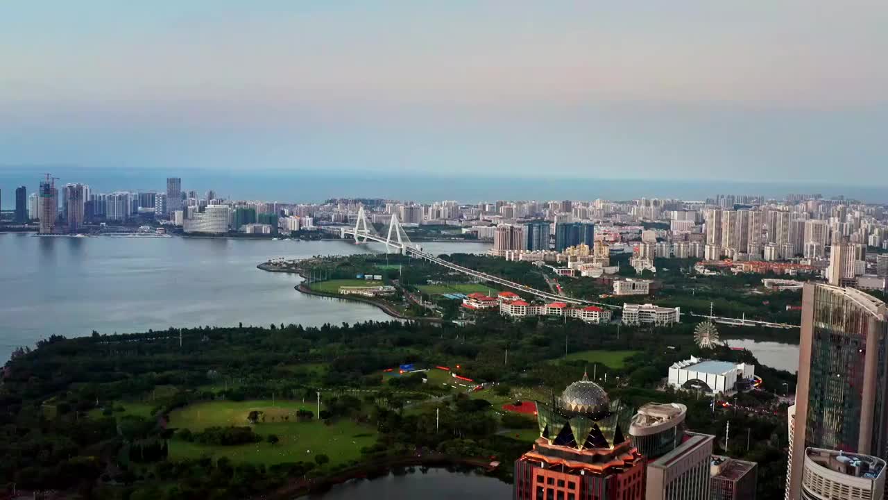 海南省海口市龙华区海口湾万绿园和世纪大桥视频素材