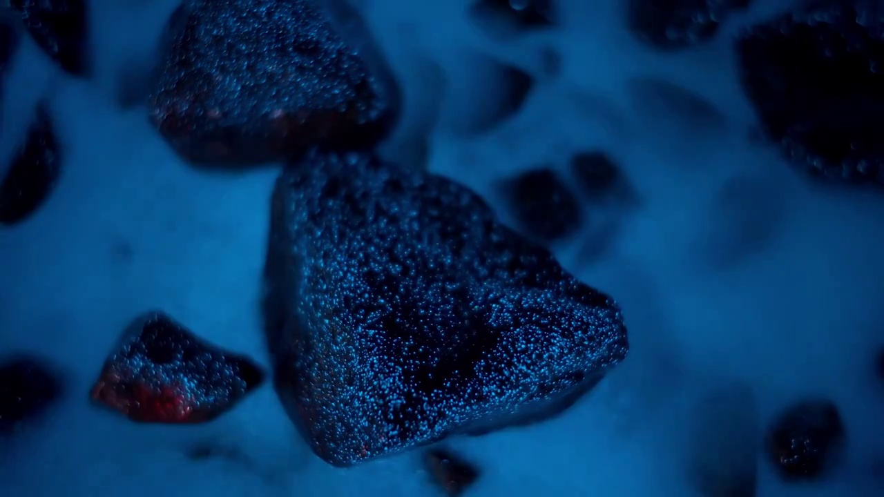 蓝眼泪海浪冲刷礁石特写视频素材