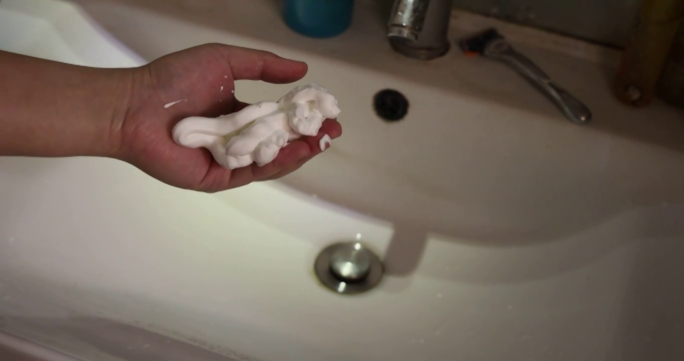 清洁日常用品：剃须用的泡沫视频下载