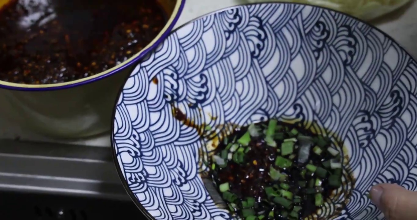 美食烹饪：搅拌油辣子海椒，放入凉面的佐料里视频素材