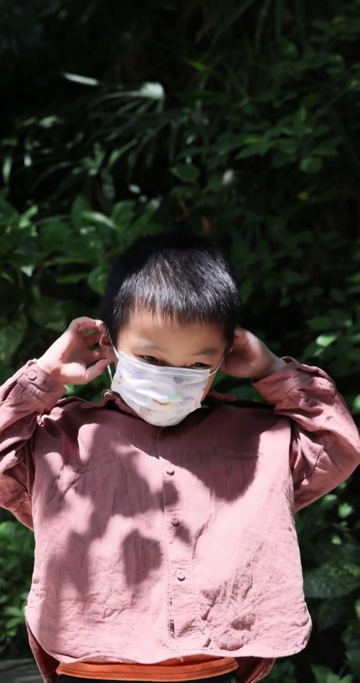人像医疗防护：小男孩将儿童口罩戴上，来防护病毒入侵视频下载