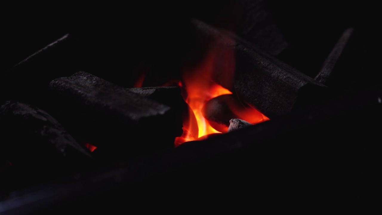 烧烤前炭火在燃烧和升腾的特写视频素材
