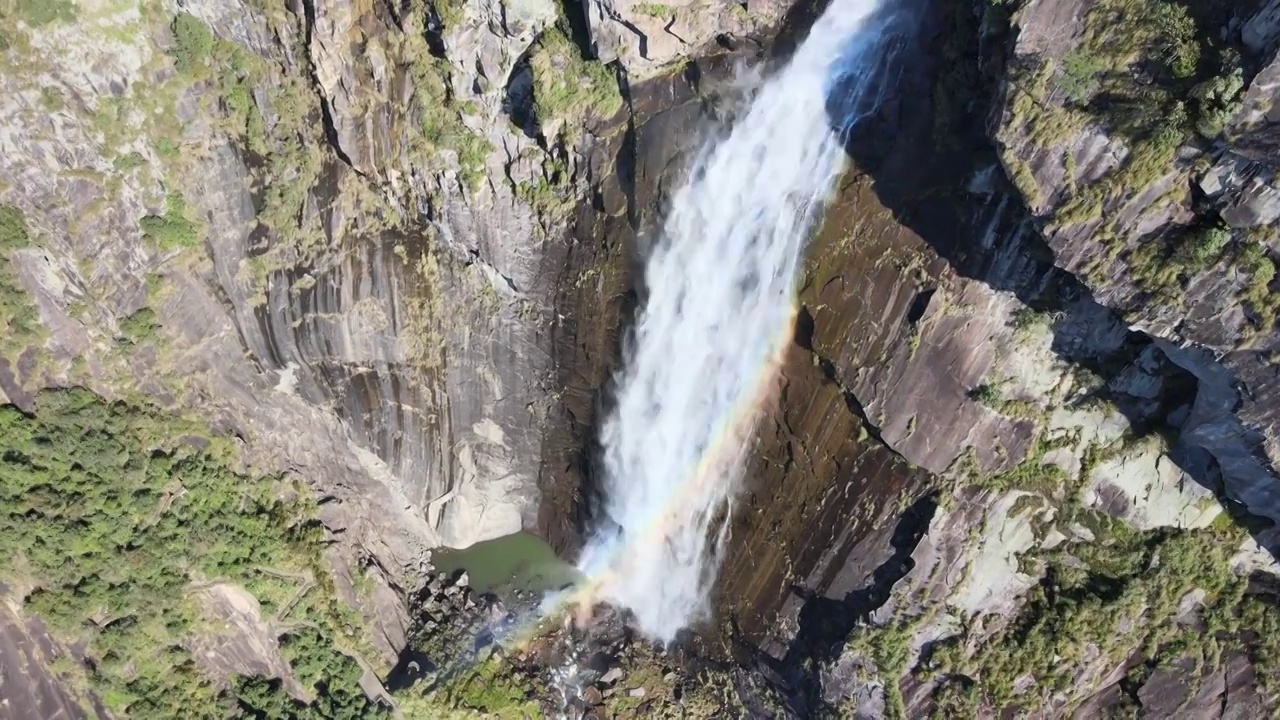 航拍瀑布彩虹流水帘幕高空磅礴大气森林高山视频素材