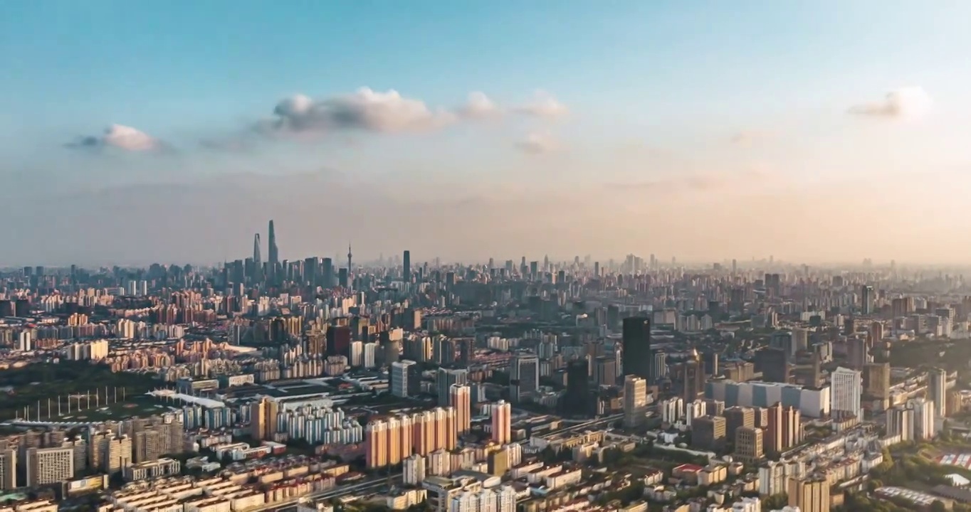 延时航拍中国上海市中心城市天际线，远眺陆家嘴金融区视频下载
