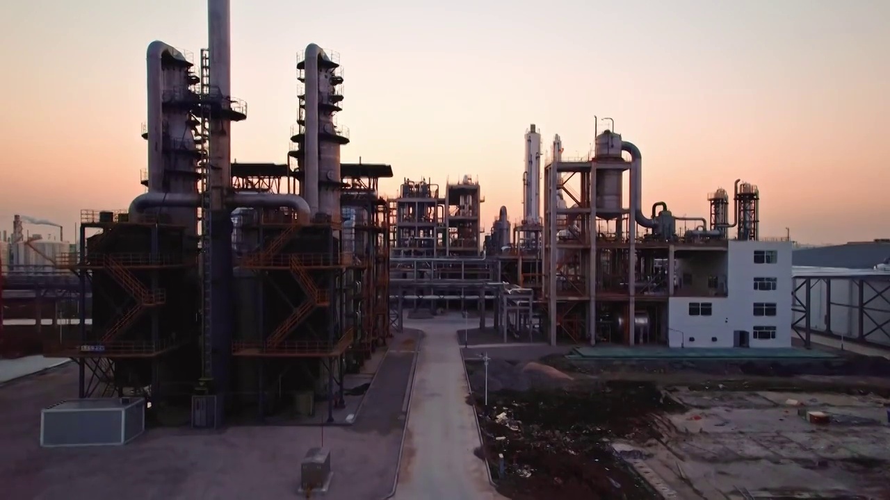 航拍夕阳下现代化工厂设施视频素材