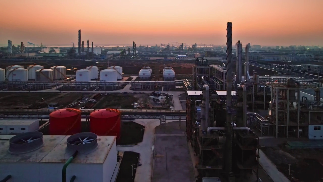 航拍夕阳下现代化工厂设施视频素材