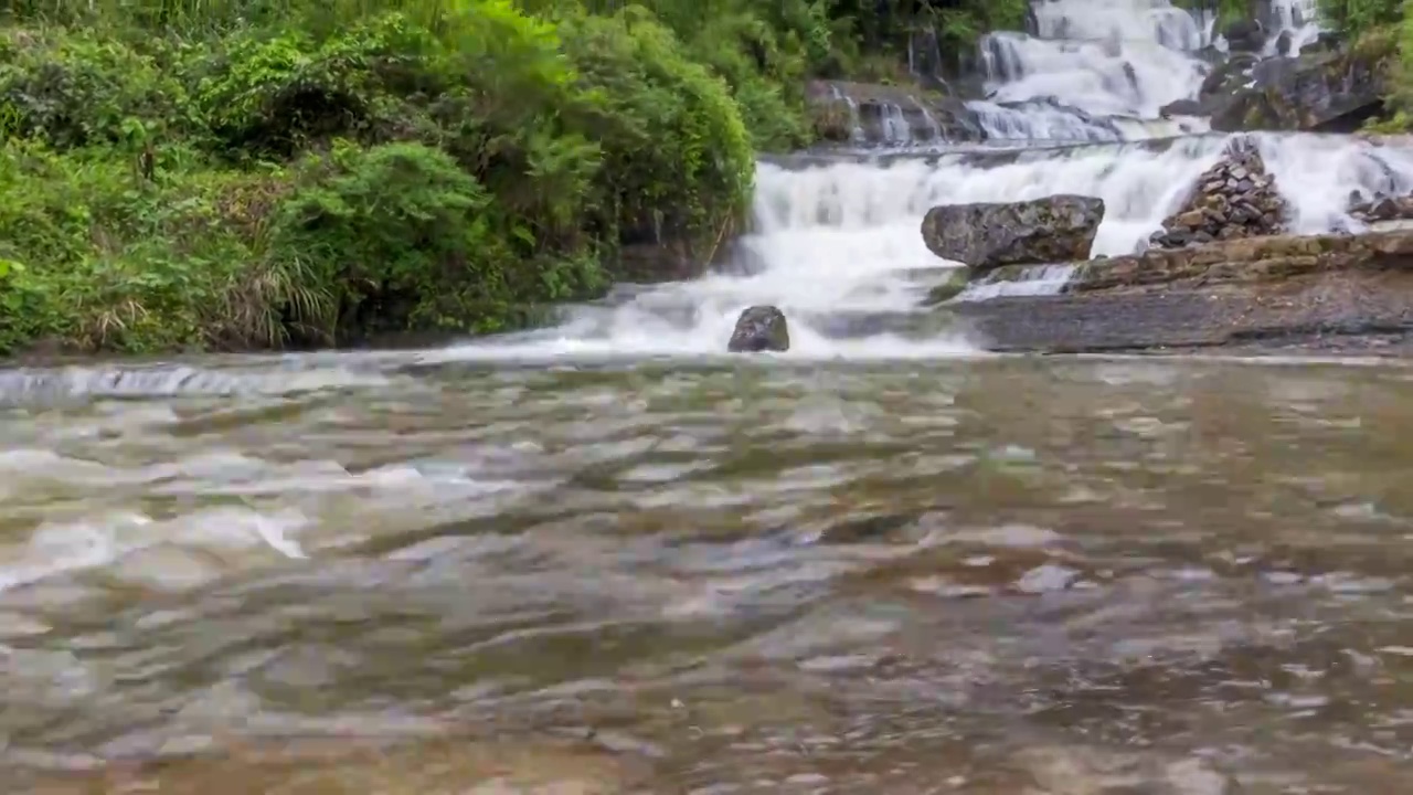 延时航拍早春的贵定腊利梯田河瀑布视频素材