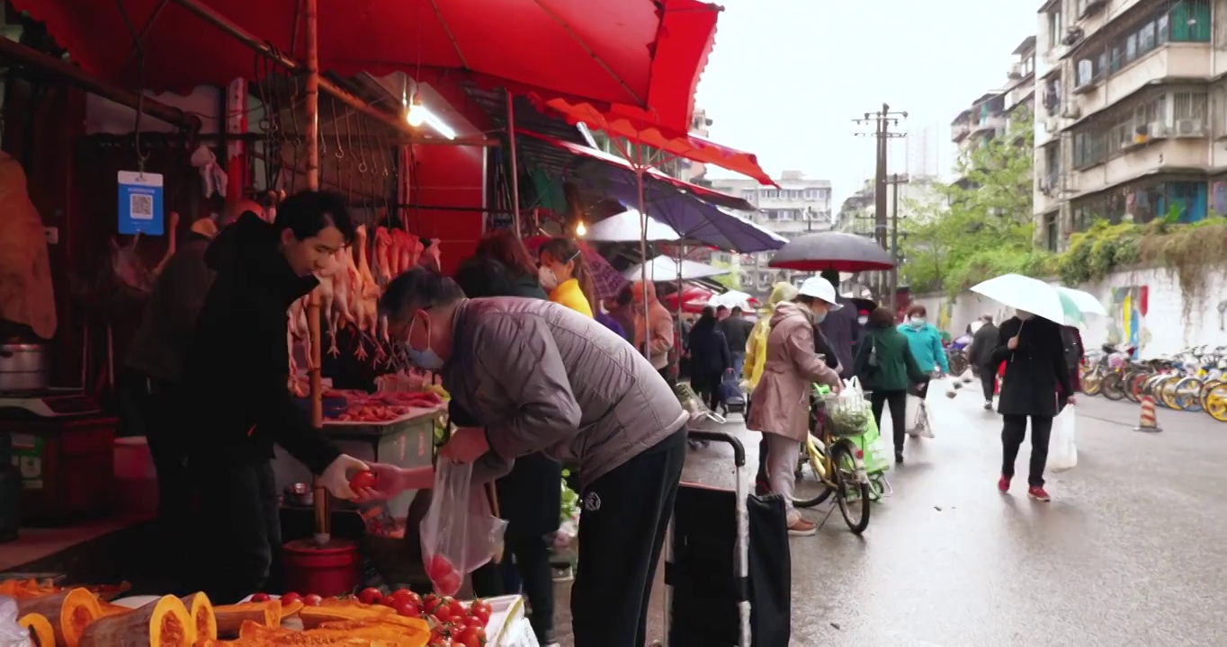 成都市区菜市场 人们戴口罩采购视频下载