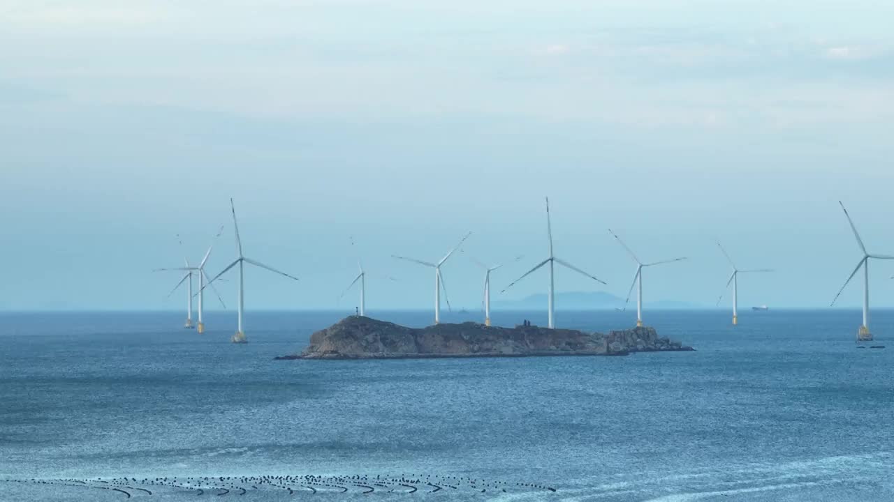 长焦视角平潭岛海面礁石风力发电机视频素材