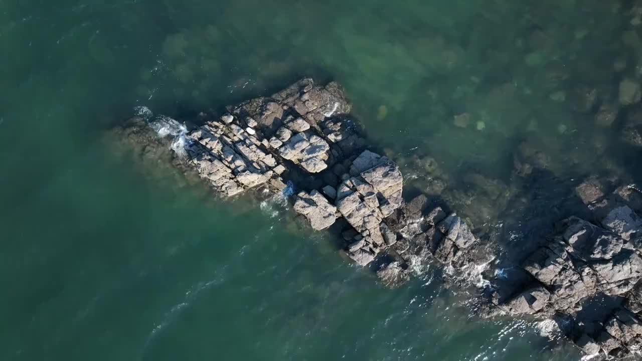 航拍海面浪花拍打礁石视频素材