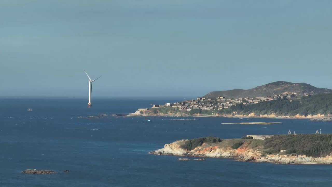 长焦视角平潭岛海岛与海面风力发电机视频素材