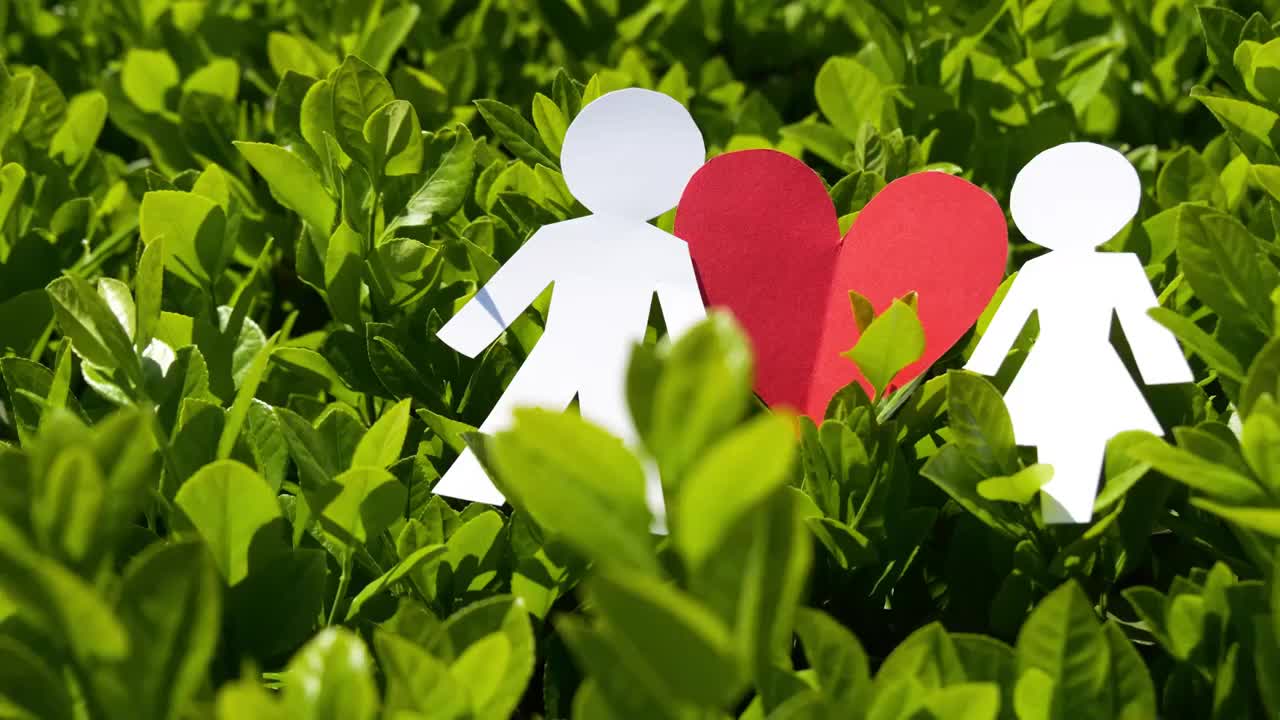 绿叶丛中情侣家庭纸人爱情亲情视频素材