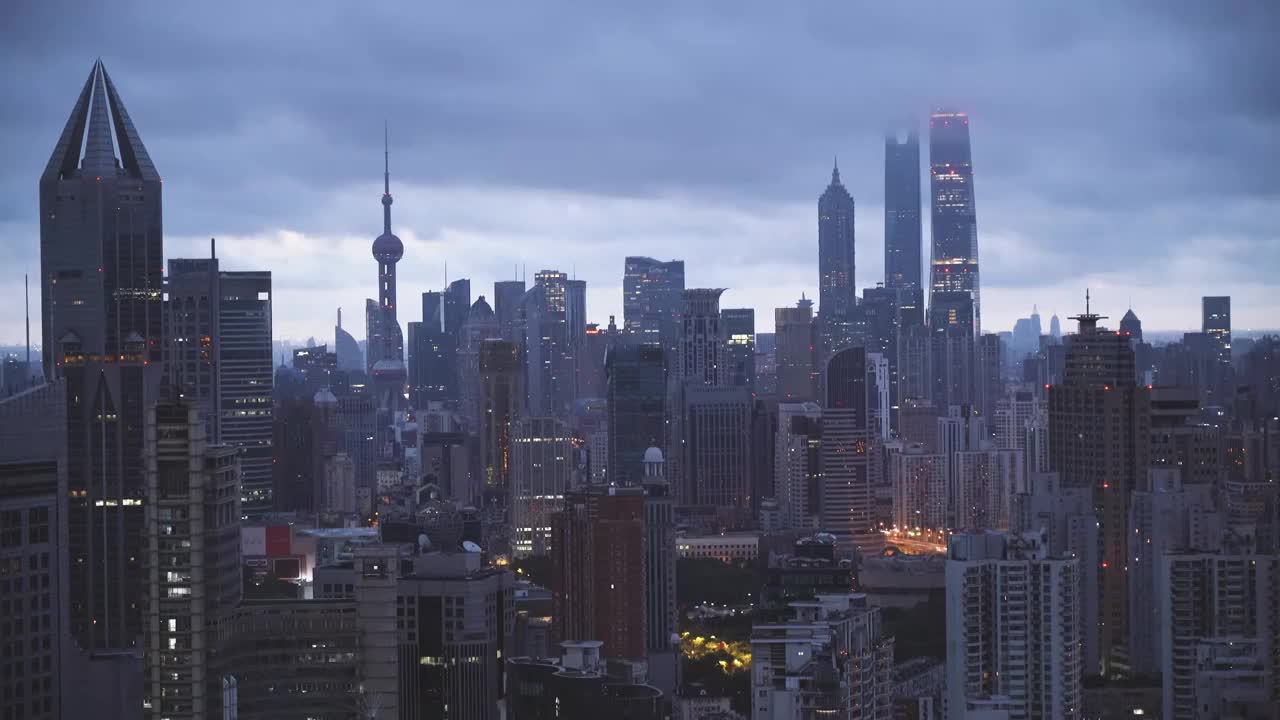 静安CBD楼顶拍摄延安路高架日出视频素材