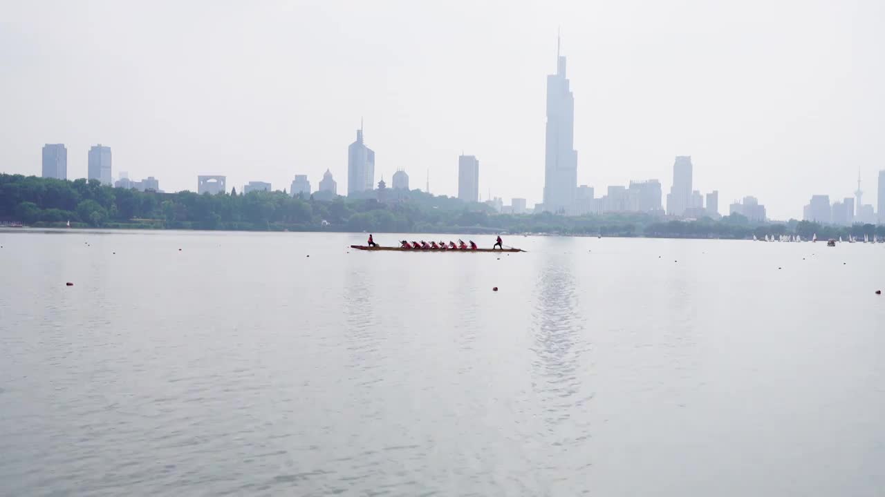 江苏南京玄武湖公园的划龙舟水上运动训练视频素材