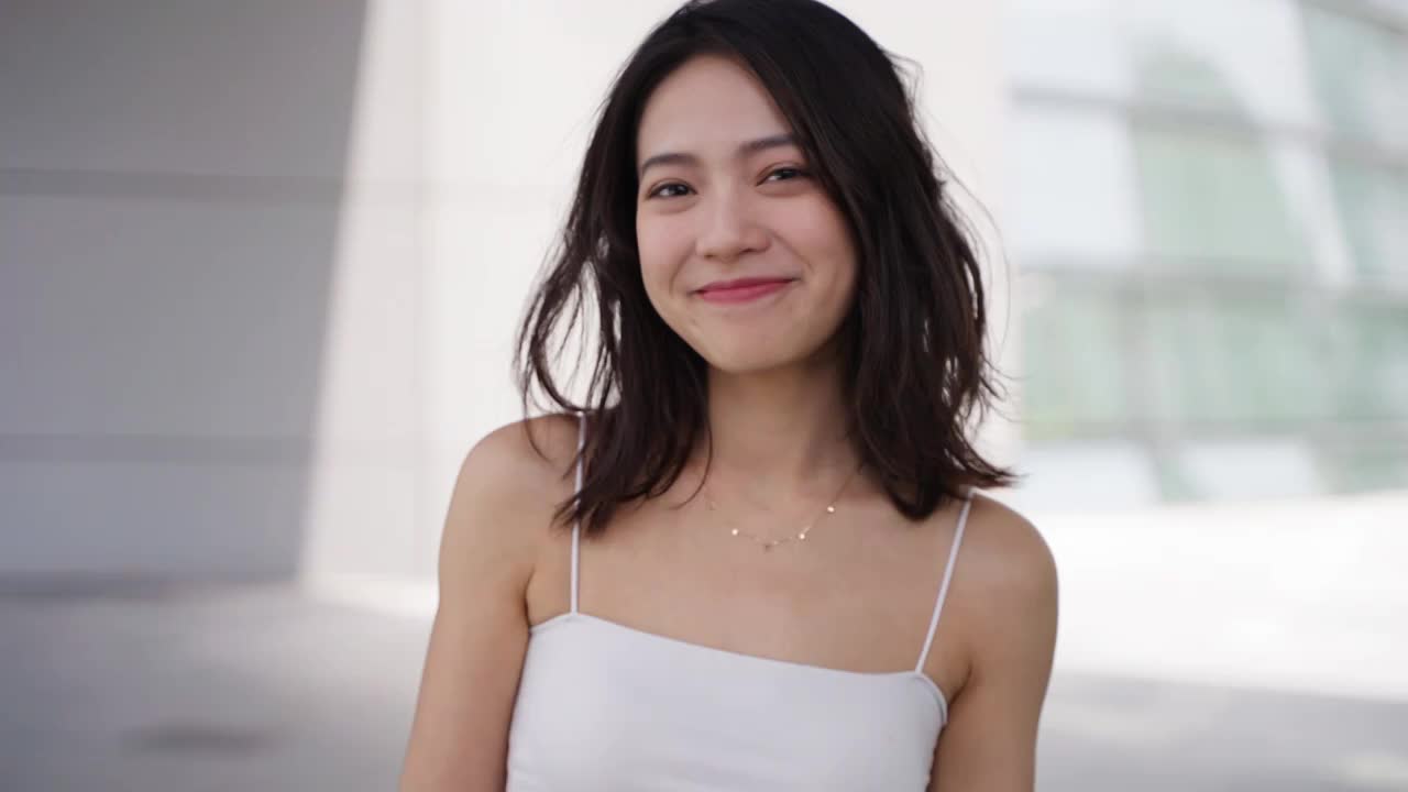 可爱迷人热度亚洲中国美女开镜头微笑视频下载