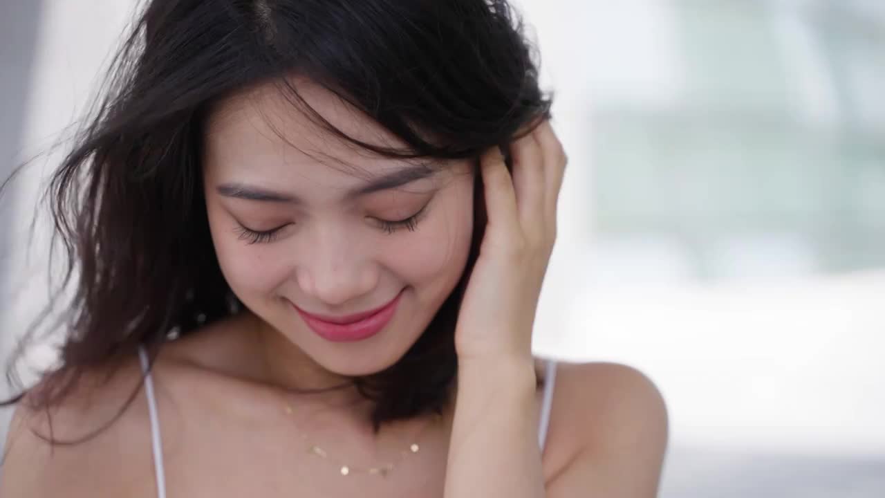 可爱迷人热度亚洲中国美女开镜头微笑视频下载