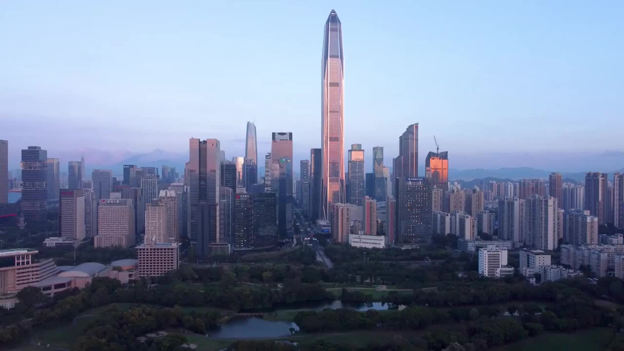 中国深圳平安金融中心黄昏景色 4K航拍视频素材