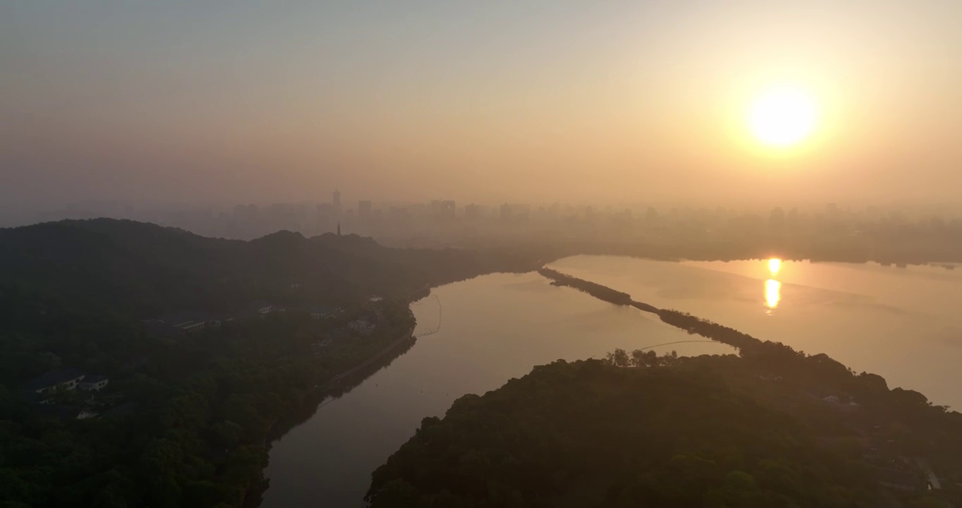 航拍杭州西湖断桥和宝石山日出风光视频素材