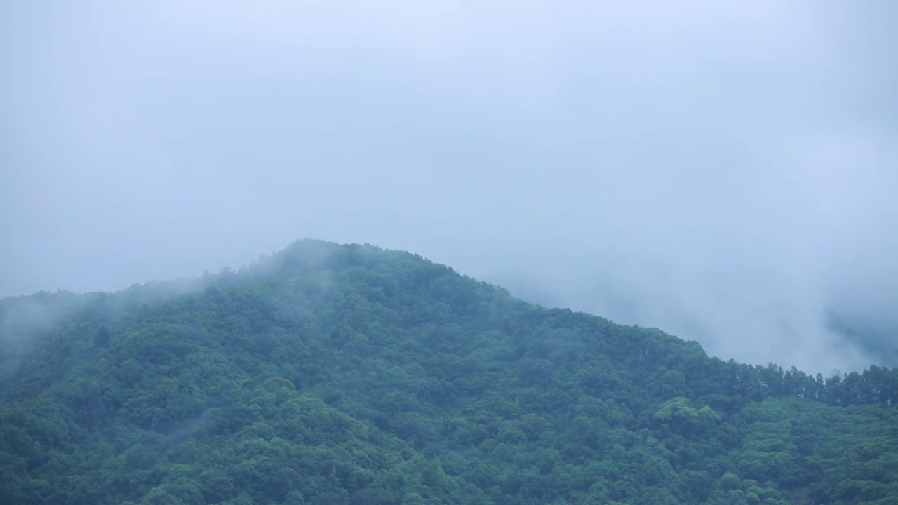 山林氤氲，遥看远山烟雾缭绕视频素材
