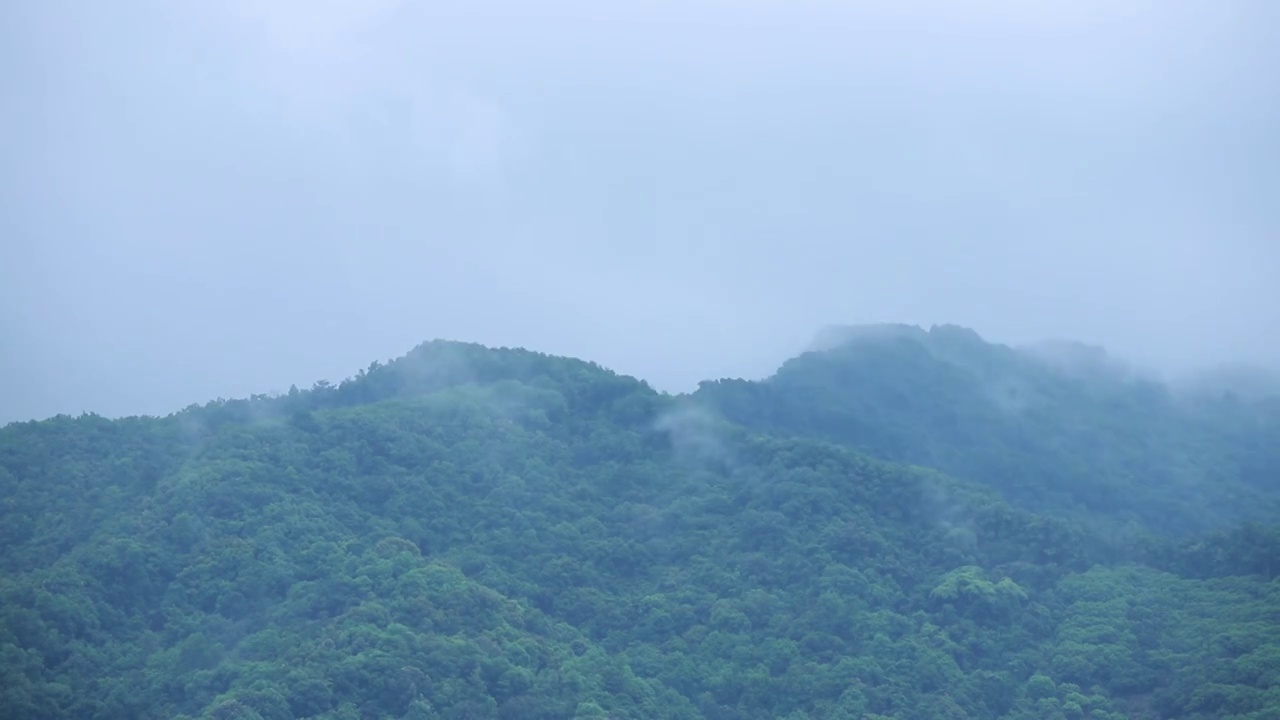山林氤氲，遥看远山烟雾缭绕视频素材