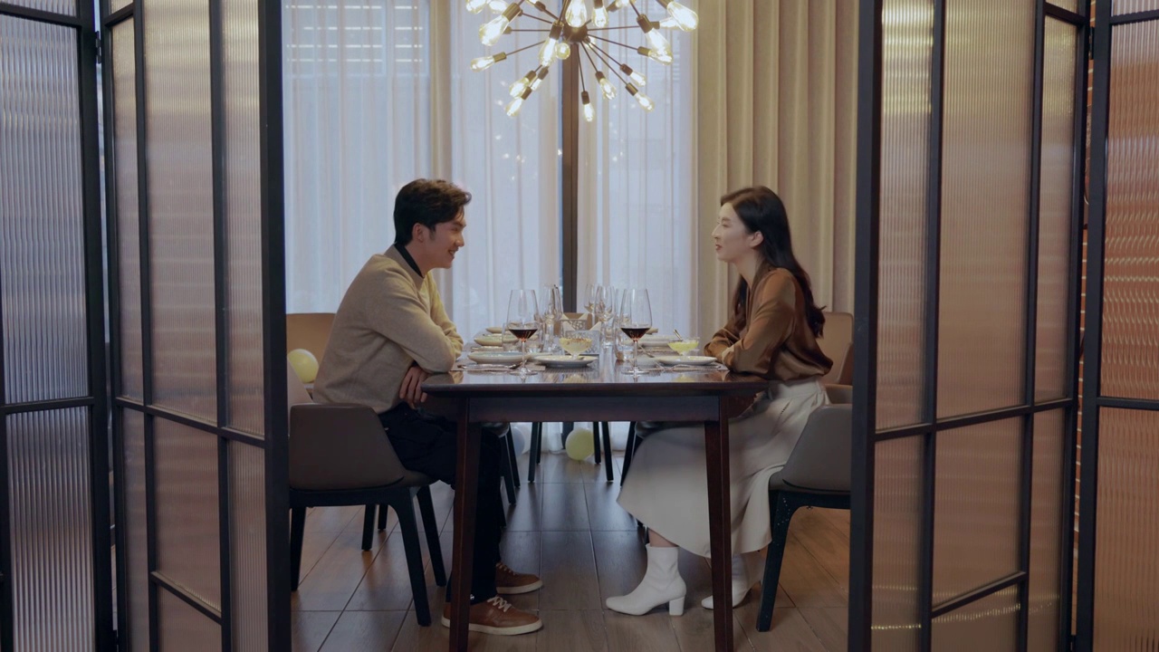 青年伴侣在餐厅用餐视频素材