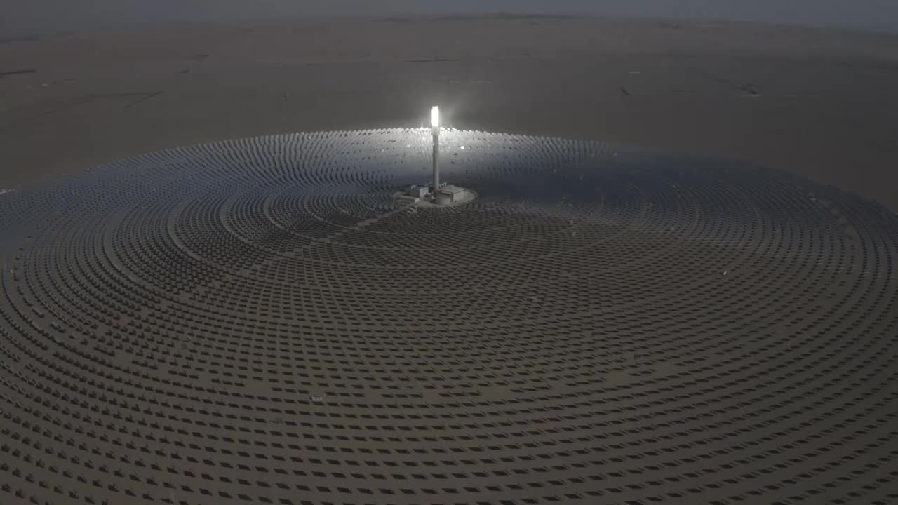 敦煌戈壁滩上的太阳能光伏发电场视频素材