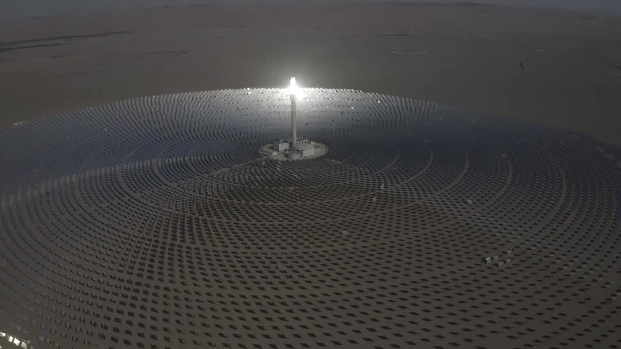 敦煌戈壁滩上的太阳能光伏发电场视频素材