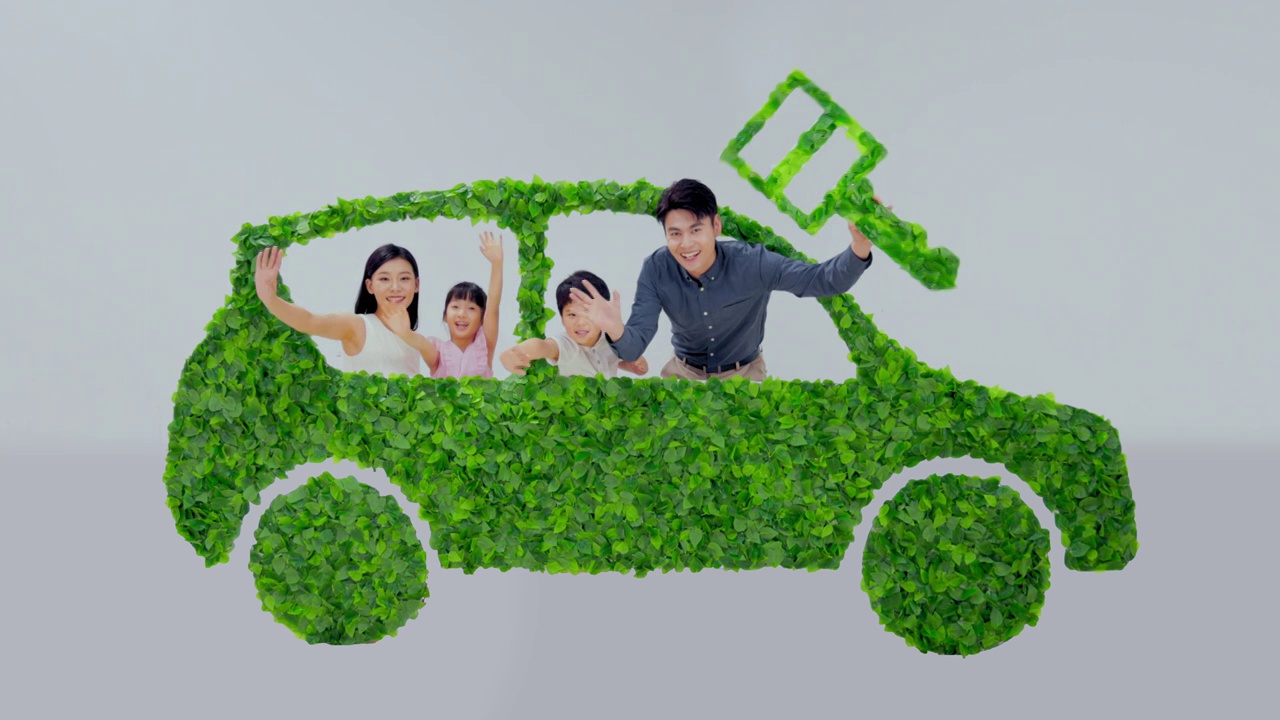 欢乐的一家人驾驶绿色环保汽车出行视频素材