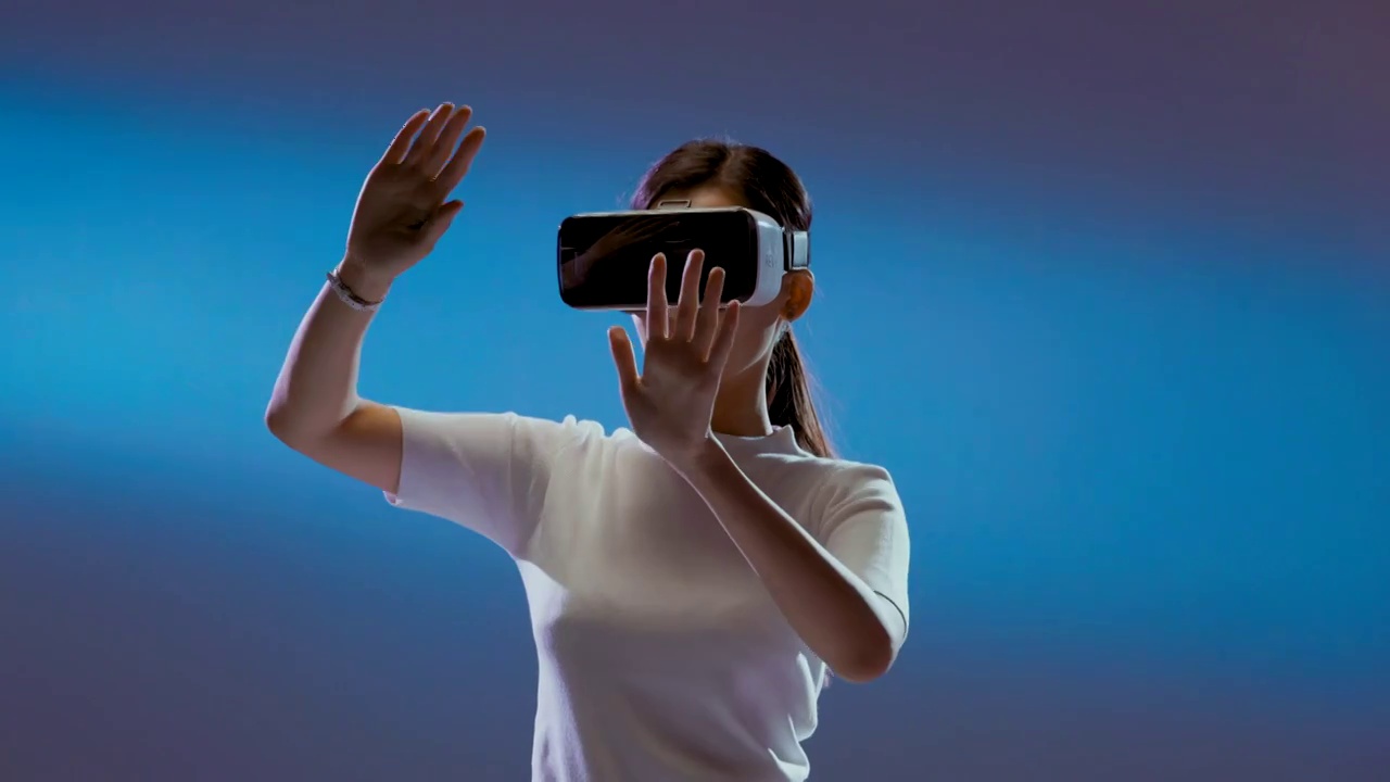 青年女人戴着VR眼镜视频素材