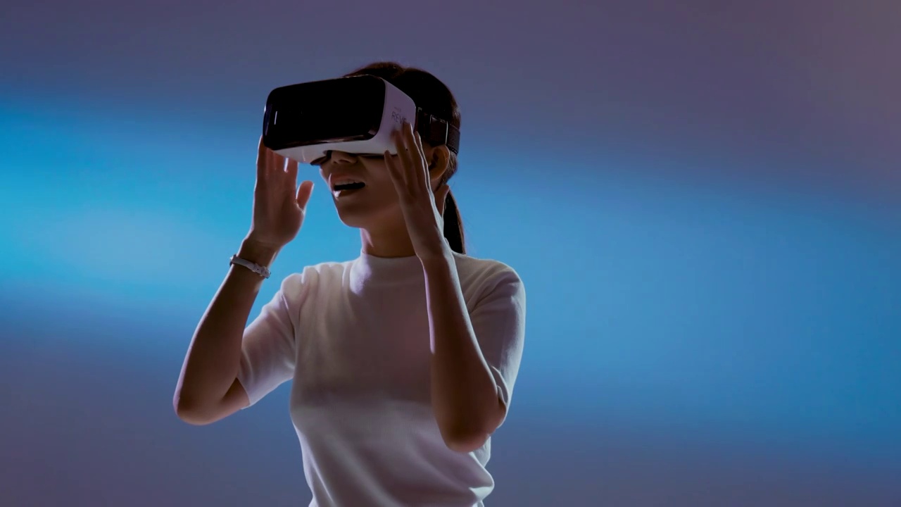 青年女人戴着VR眼镜视频下载