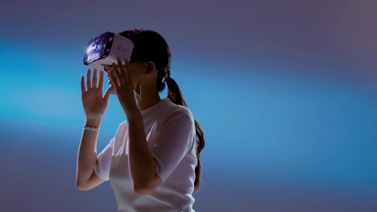 青年女人戴着VR眼镜视频素材