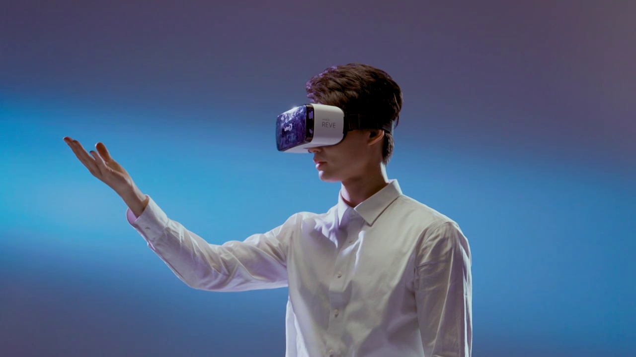 青年男人戴着VR眼镜视频素材