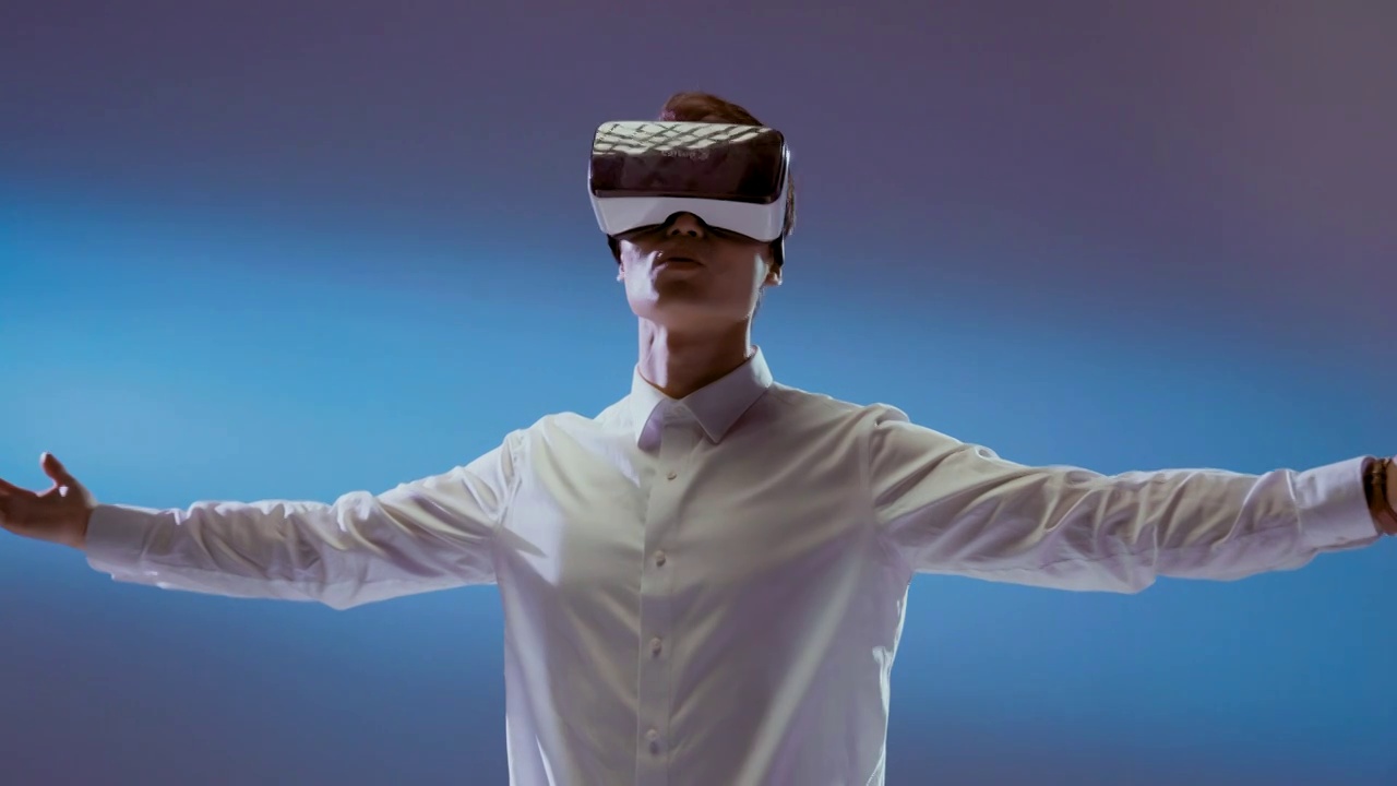 青年男人戴着VR眼镜视频素材