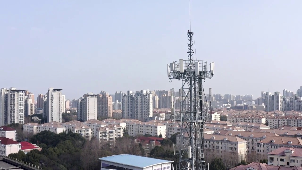航拍上海市中心的5G信号发射塔视频下载