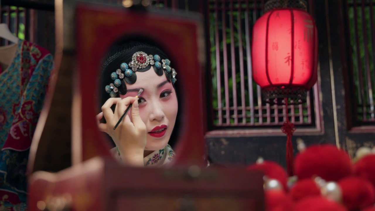 京剧女演员对着镜子化妆视频素材