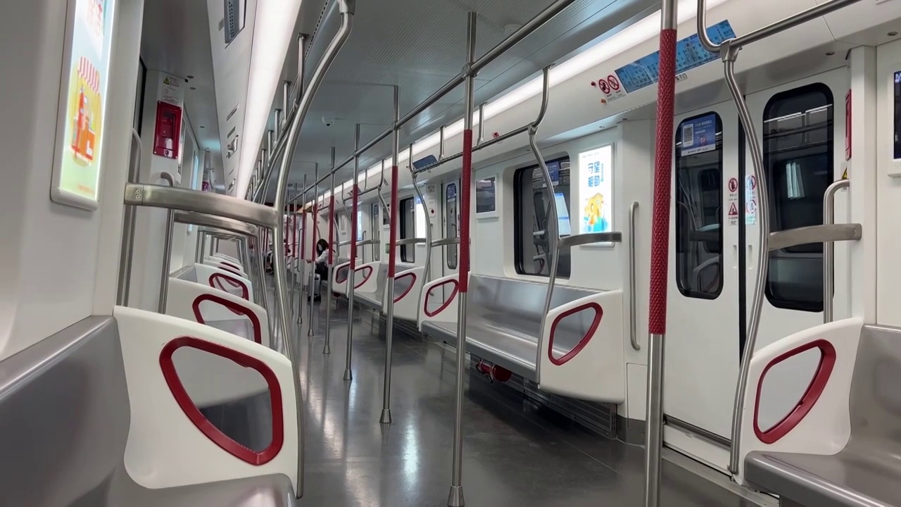 城市现代交通方式地铁空荡的车厢视频下载