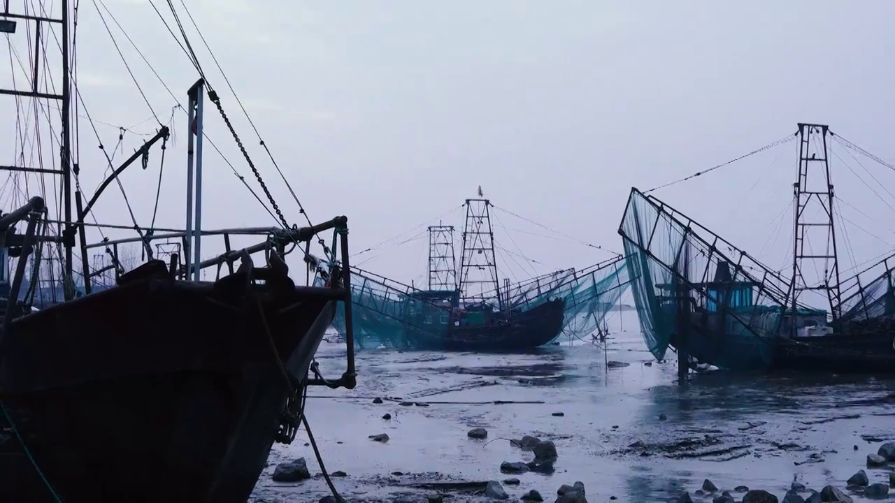 禁捕期靠岸的渔船视频素材