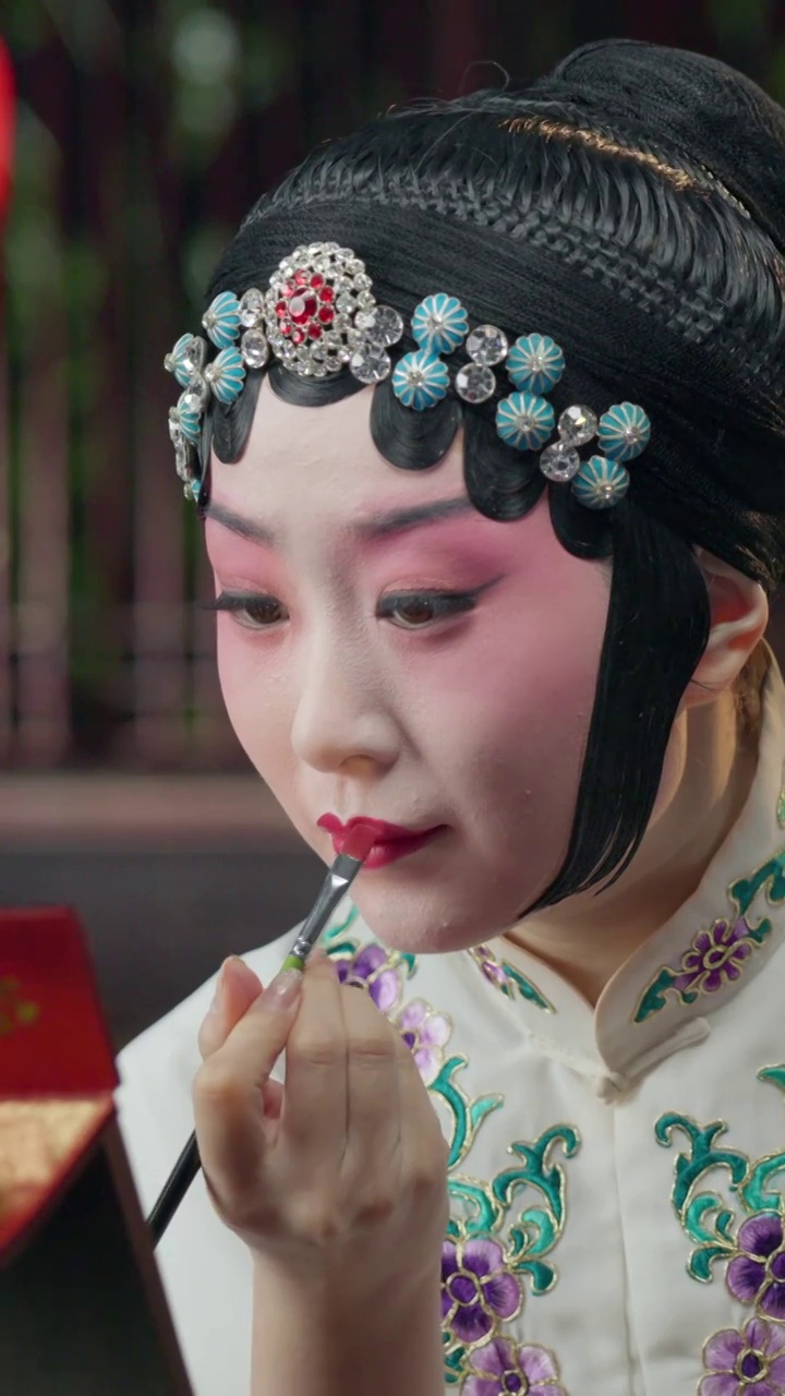 京剧女演员对着镜子化妆视频素材