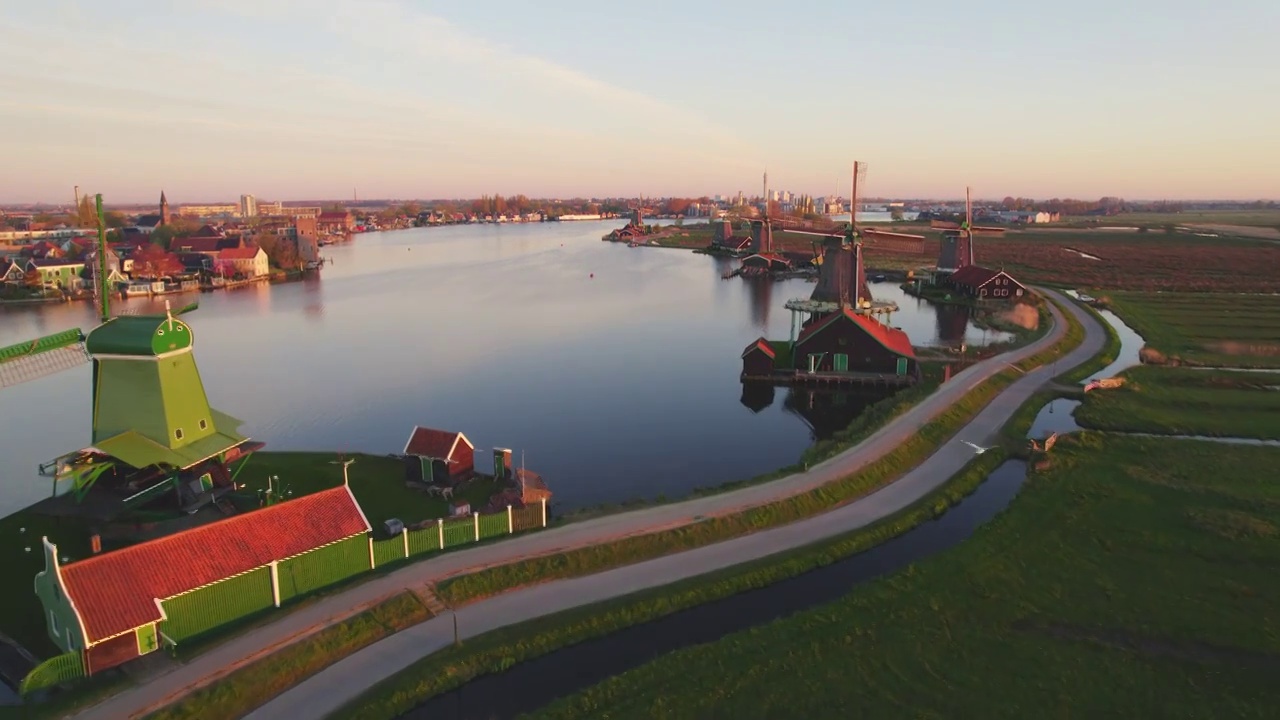 航拍荷兰桑斯安斯风车村日出风景视频下载