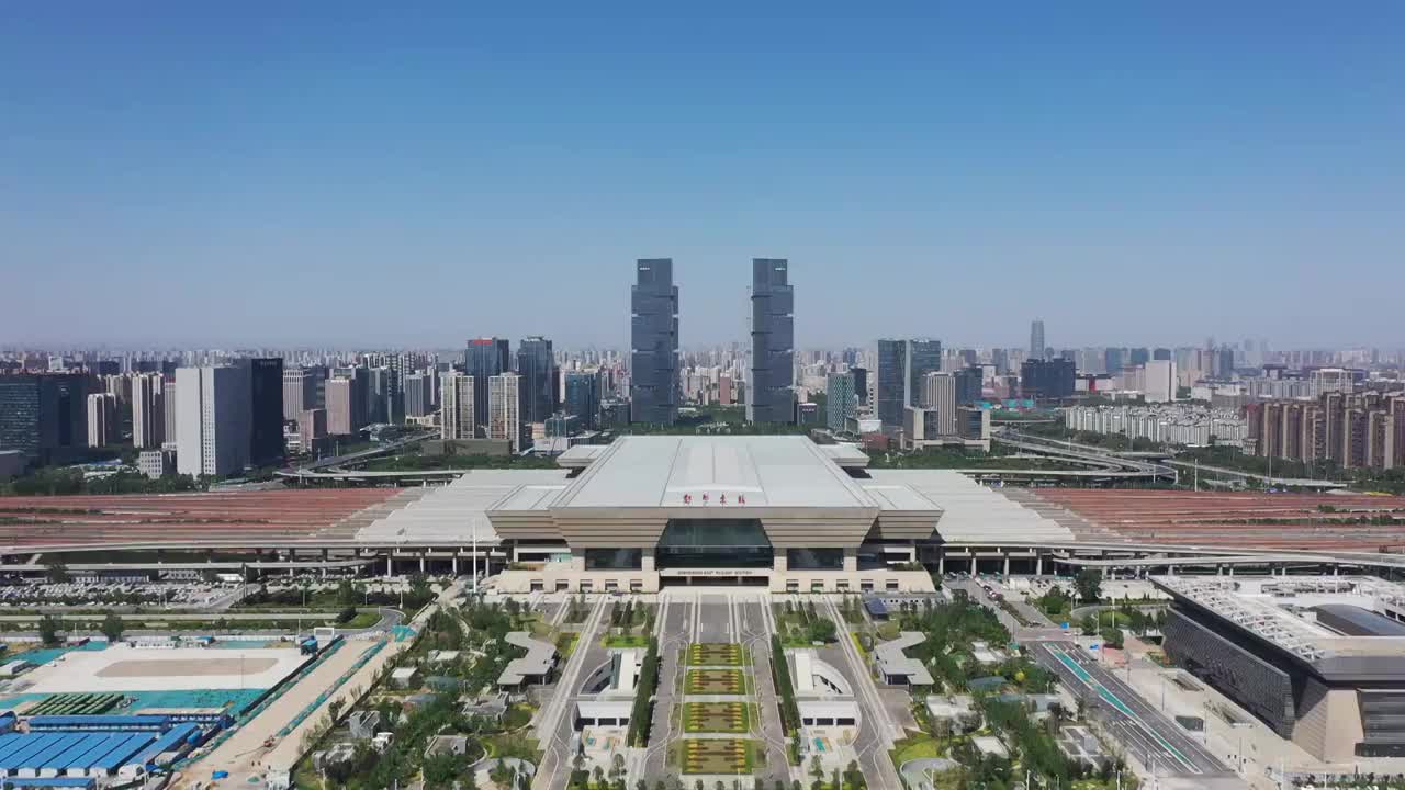 河南郑州高铁站郑州东站与金融区夏季户外4K航拍视频素材