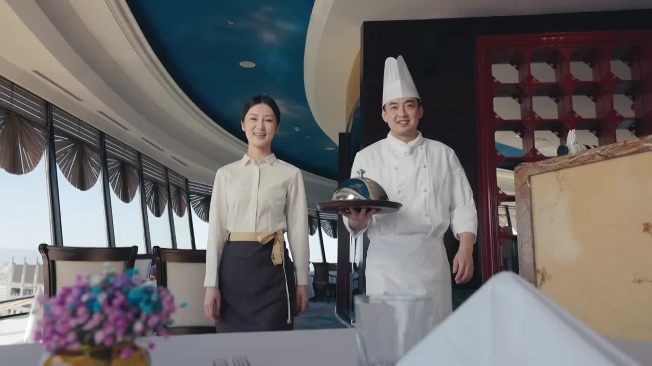 酒店厨师服务员上菜并介绍视频素材