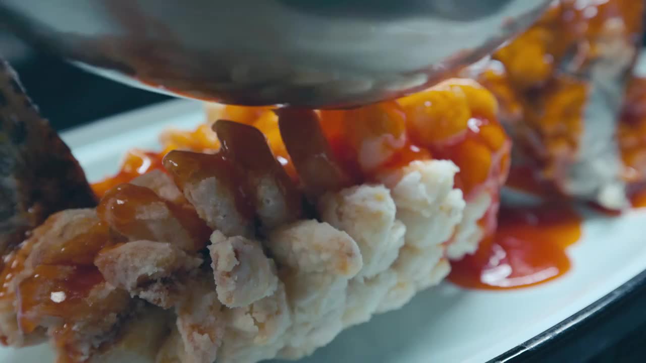 番茄酱浇在鱼身视频下载