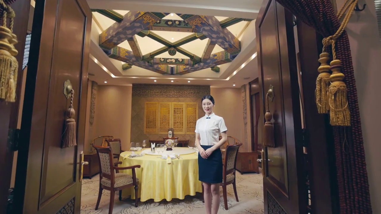 豪华酒店包房中的女侍者视频素材