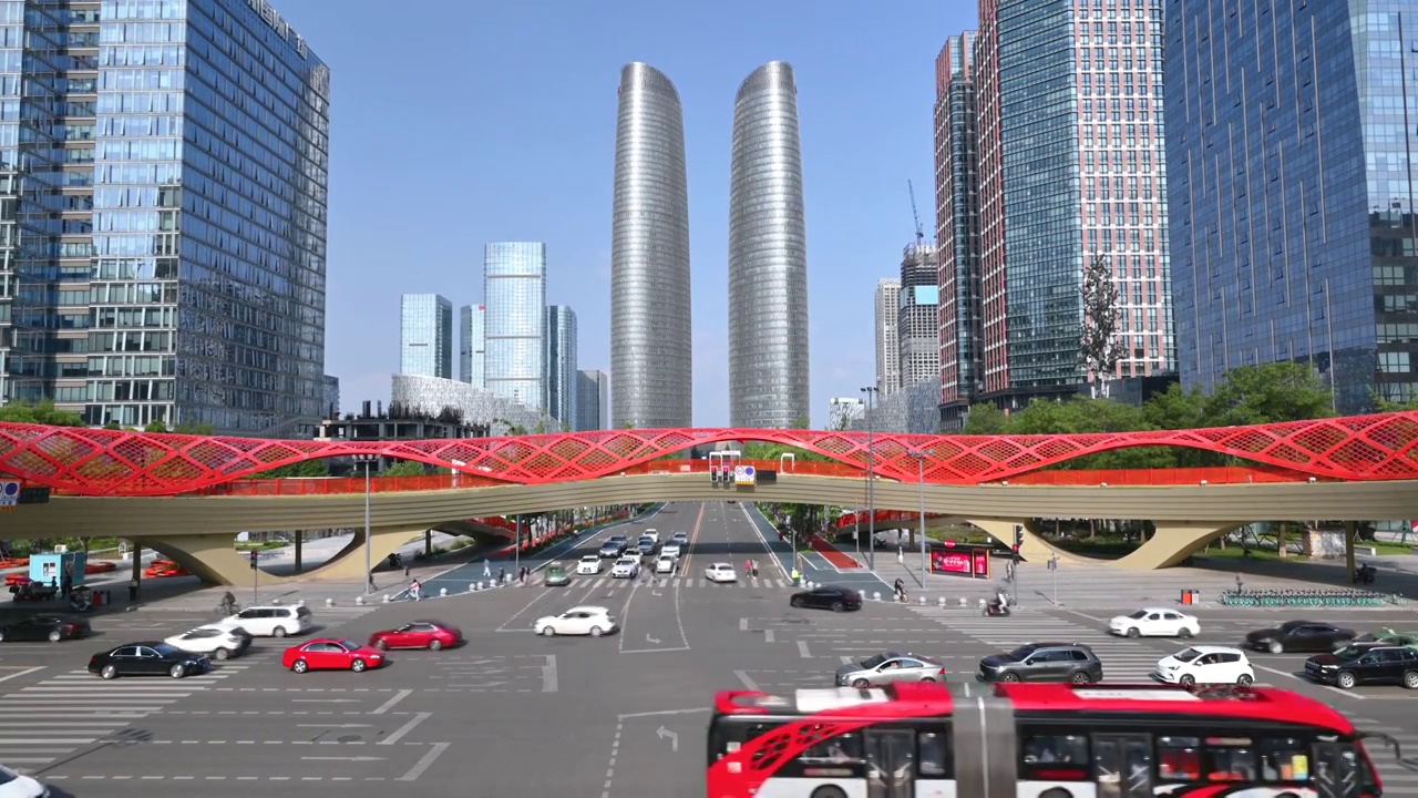成都高新区交子之环金融城双塔,十字路口城市道路忙碌的交通白昼晴天4K分辨率实时视频素材