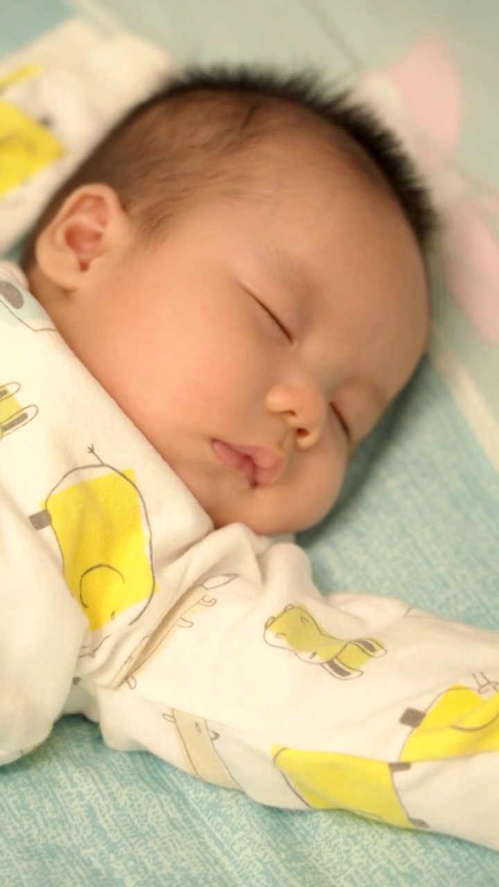 在床上熟睡奶睡的婴儿视频素材