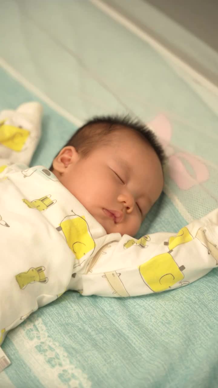 在床上熟睡奶睡的婴儿视频素材
