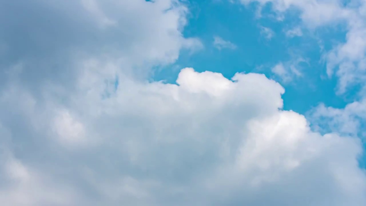 蓝色天空下的云视频素材