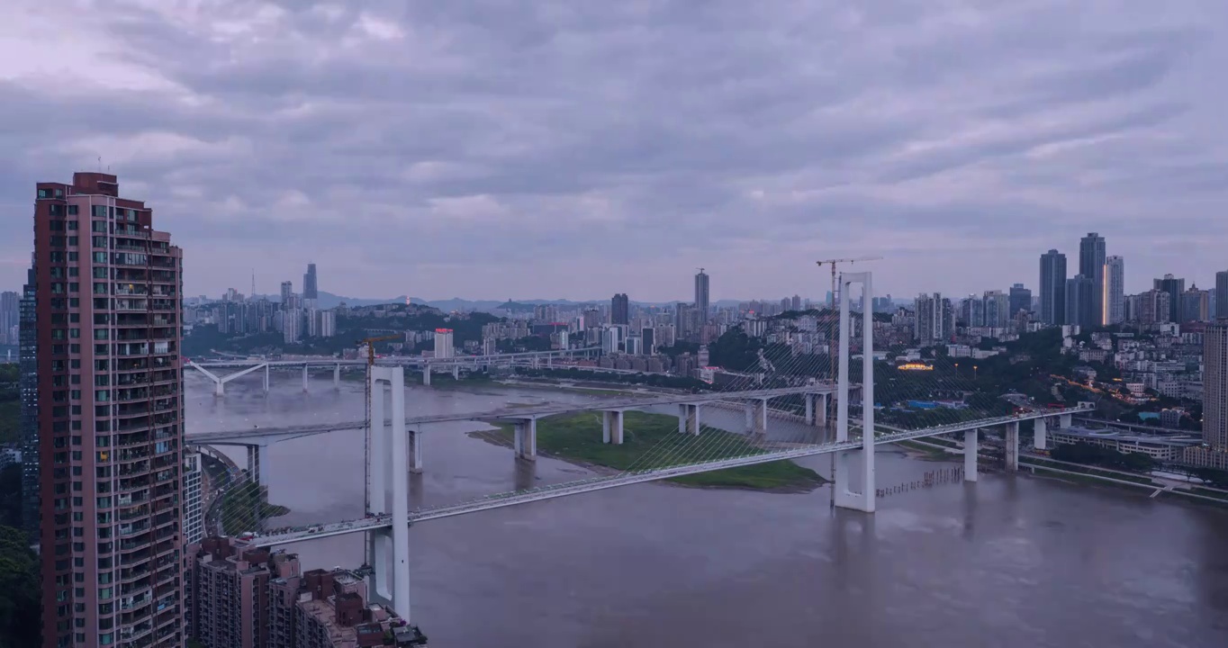 新修建的重庆储奇门轨道大桥视频下载